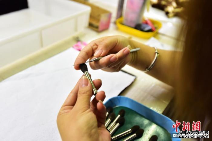 资料图为2022年6月9日，青县某制刷厂员工使用刻刀对化妆刷进行修型。 <a target='_blank' href='/'>中新社</a>发 尹向平 摄